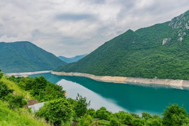 Kanyon yüksek dağlar arasında turkuaz su ile dağ Gölü