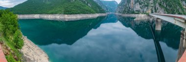 Lake Piva Panoraması yüksek doğal dağlar arasında.