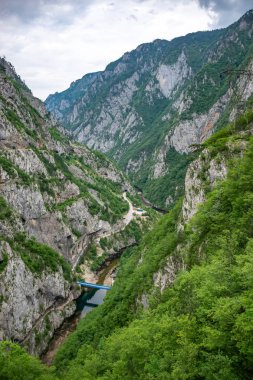 Baraj Mratine yakınındaki Piva Nehri'nin güzel kanyon