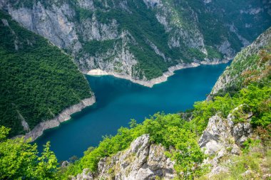 Yüksek dağın tepesine pitoresk turkuaz Gölü doğal görünümünü