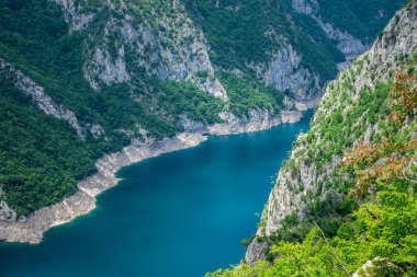 Yüksek dağın tepesine pitoresk turkuaz Gölü doğal görünümünü