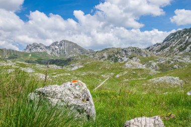 Prutash dağın karla ısmarlayarak şeritler, Karadağ 