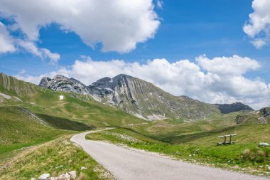Prutash dağın karla ısmarlayarak şeritler, Karadağ 