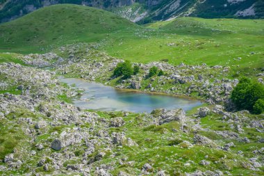 küçük mavi dağ gölü yüksek pitoresk dağlar arasında