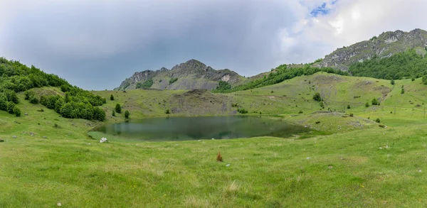 Nuvole Grigie Che Avvicinano Pittoresco Lago Montagna — Foto Stock