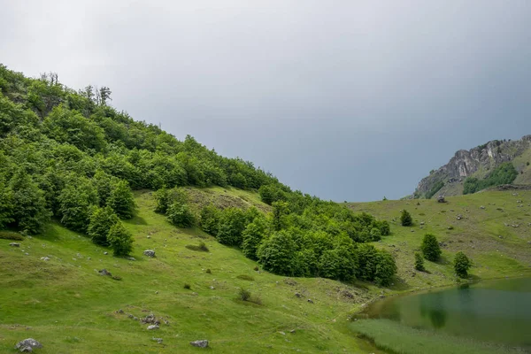 Vista Céu Cinzento Tempestuoso Sobre Lago Montanha — Fotografia de Stock