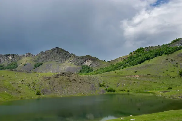 Vista Céu Cinzento Tempestuoso Sobre Lago Montanha — Fotografia de Stock