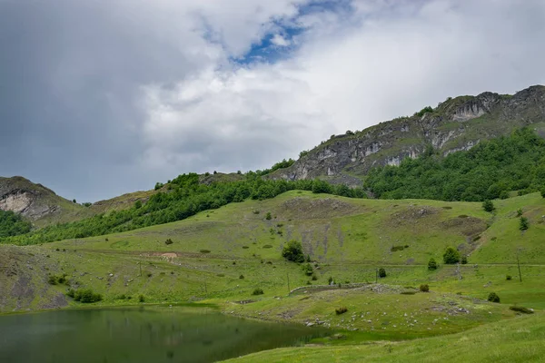 Vista Céu Cinzento Tempestuoso Sobre Lago Montanha — Fotografia de Stock