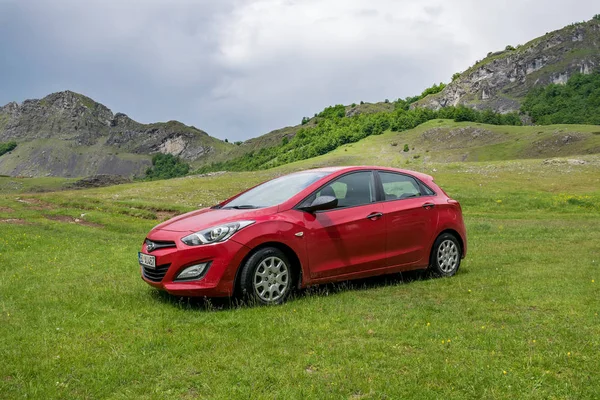 Karadağ - 03 Haziran 2017: serpentine gezi için yol üzerinde turistler tarafından Park kırmızı araba