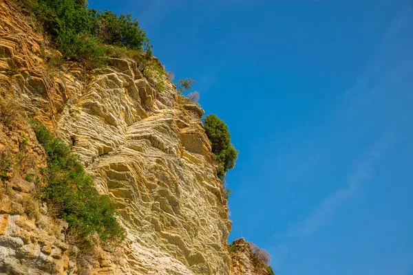 Dağ Yamacında Katmanlı Kayalar Oluşur — Stok fotoğraf