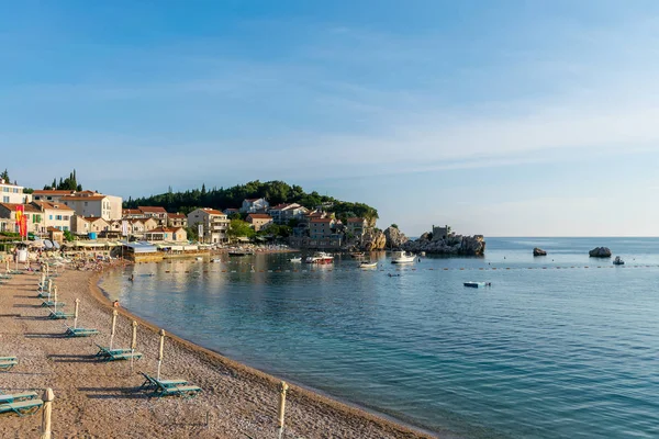 Karadağ, Przno - 05 Haziran 2017: Adriyatik Denizi'nde günbatımı sırasında yüzme turist.