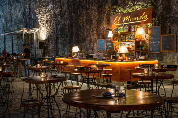 Karadağ, Budva - 06 Haziran 2017: Turist Budva'nın güzel park akşam dolaşmak 