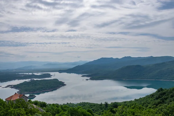 Vista Panorâmica Lago Pitoresco Com Água Limpa Nas Montanhas — Fotografia de Stock