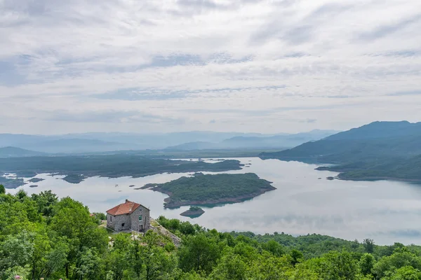 Vista Panorámica Del Pintoresco Lago Con Agua Clara Las Montañas —  Fotos de Stock