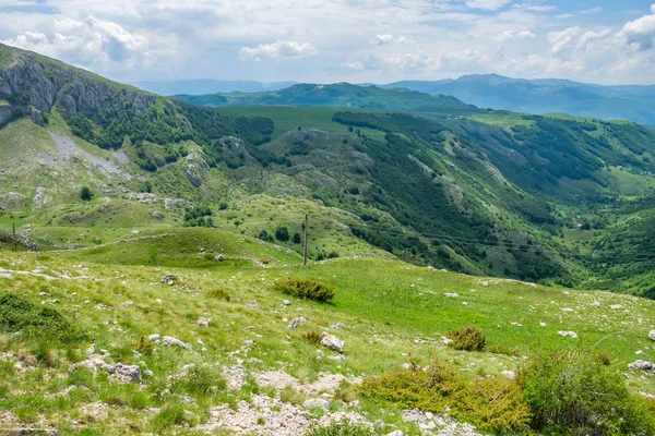 Prados Verdes Que Extienden Entre Pintorescas Montañas —  Fotos de Stock