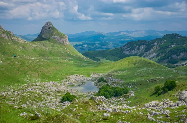 Kleiner Blauer Bergsee Inmitten Hoher Malerischer Berge — Stockfoto