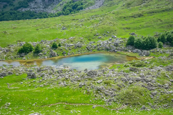 Pequeno Lago Montanha Azul Entre Altas Montanhas Pitorescas — Fotografia de Stock