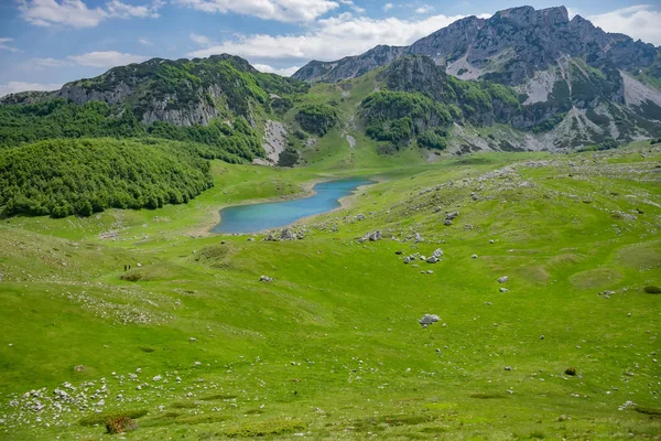 Kleiner Blauer Bergsee Inmitten Hoher Malerischer Berge — Stockfoto
