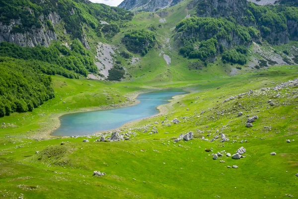 Piccolo Lago Blu Montagna Tra Alte Montagne Pittoresche — Foto Stock