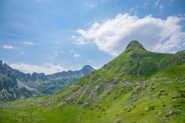 dolambaçlı yol pitoresk dağlar ile çalışan