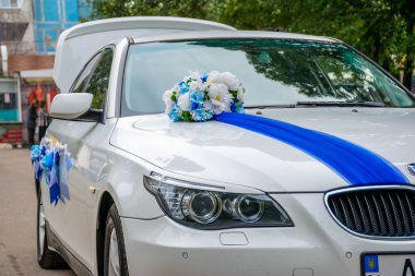 Ukrayna, Dnipro - 29 Eylül 2018: yeni evliler düğün araba dekore edilmiş