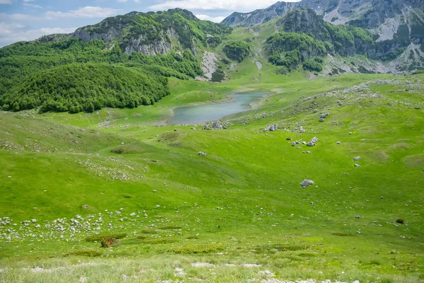 Piccolo Lago Blu Montagna Tra Alte Montagne Pittoresche — Foto Stock