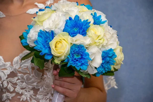 Meravigliosa Sposa Tenuta Bouquet Sposa Mano Durante Cerimonia Nuziale — Foto Stock