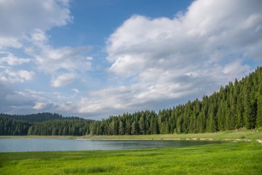 kuzeyinde Karadağ Milli Parkı Durmitor içinde muhteşem Kara Göl