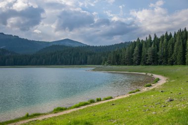 kuzeyinde Karadağ Milli Parkı Durmitor içinde muhteşem Kara Göl