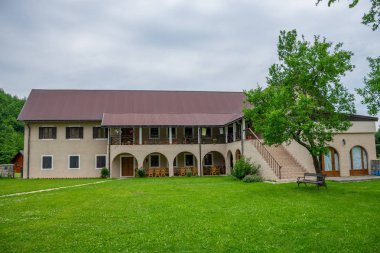 Karadağ kuzeyindeki dağlarda arasında ortaçağ Pivsky Manastırı