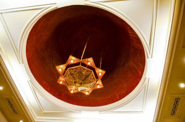 Arapça tarzı yaptı tavanda lüks avize