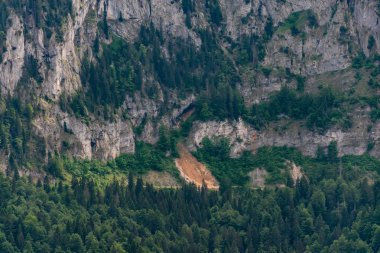 Dağların arasında bir karanlık mağaranın girişini.