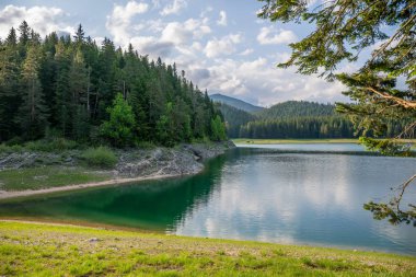 kuzeyinde Karadağ Milli Parkı Durmitor içinde muhteşem Kara Göl