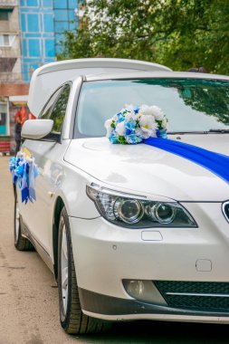 Ukrayna, Dnipro - 29 Eylül 2018: yeni evliler düğün araba dekore edilmiş