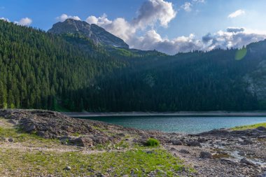 kuzeyinde Karadağ Milli Parkı Durmitor içinde muhteşem Kara Göl