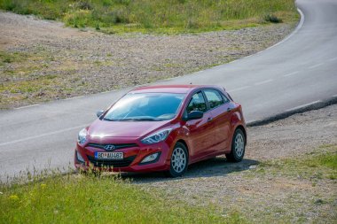 Karadağ - 03 Haziran 2017: serpentine gezi için yol üzerinde turistler tarafından Park kırmızı araba