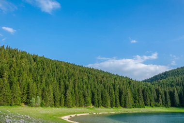 kuzeyinde Karadağ Milli Parkı Durmitor içinde muhteşem Kara Göl