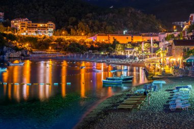 Karadağ, Przno - 05 Haziran 2017: Turist Adriyatik Denizi üzerinde Restoran ziyaret 