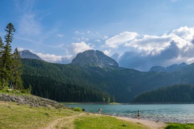 kuzeyinde Karadağ Milli Parkı Durmitor içinde muhteşem Kara Göl