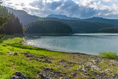 kuzeyinde Karadağ Milli Parkı Durmitor içinde muhteşem Kara Göl