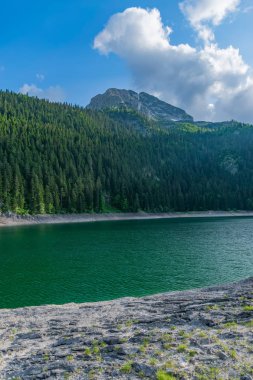 kuzeyinde Karadağ Milli Parkı Durmitor içinde muhteşem Kara Göl