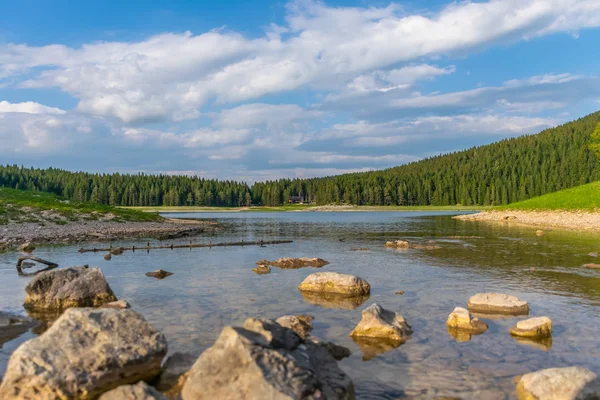 kuzeyinde Karadağ Milli Parkı Durmitor içinde muhteşem Kara Göl