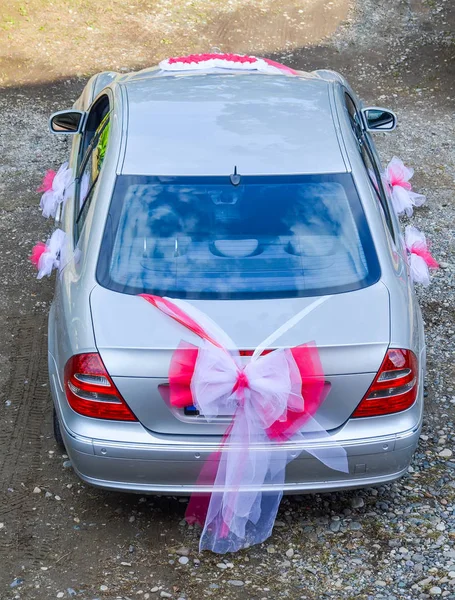 Όμορφη Γαμήλια Αυτοκίνητο Κόκκινες Και Λευκές Κορδέλες — Φωτογραφία Αρχείου