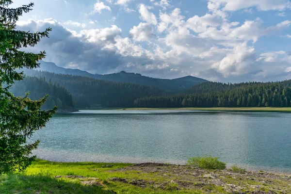 kuzeyinde Karadağ Milli Parkı Durmitor içinde muhteşem Kara Göl