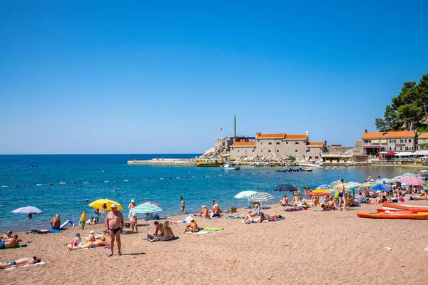 Karadağ, Budva - 05 Haziran 2017: Mogren sahilde sıcak yaz sezonunda yüzme turist.