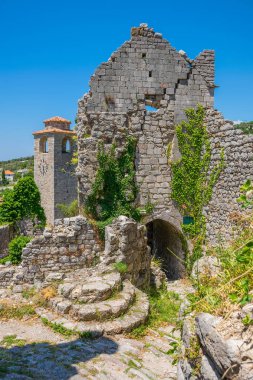 kale dağlar arasında ortaçağ Şapel görünümünü