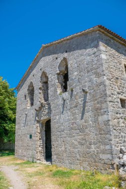 Orta Çağ kalesine yüksek dağlarda bulunan