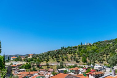 Pitoresk kasaba yüksek dağlarda bulunur.