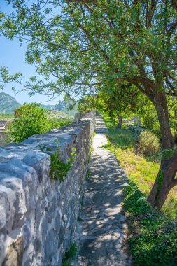 Orta Çağ kalesine yüksek dağlarda bulunur.