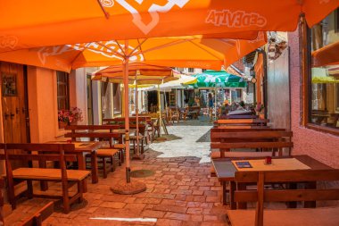 Karadağ, Bar - Haziran 08/2017: turist yürümek eski şehir dörtte.